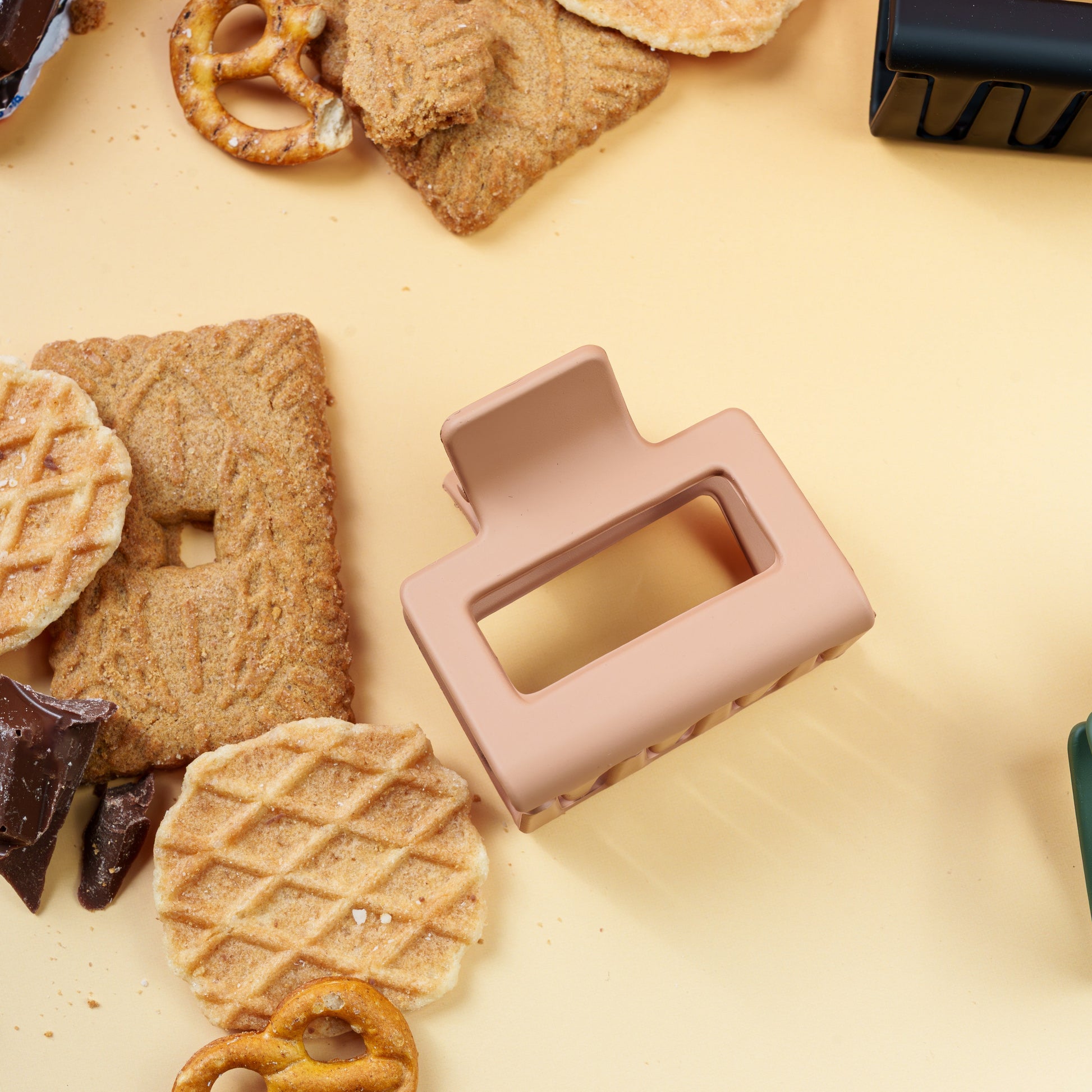 Vierkante matte en stevige clip voor alle haartypes beige