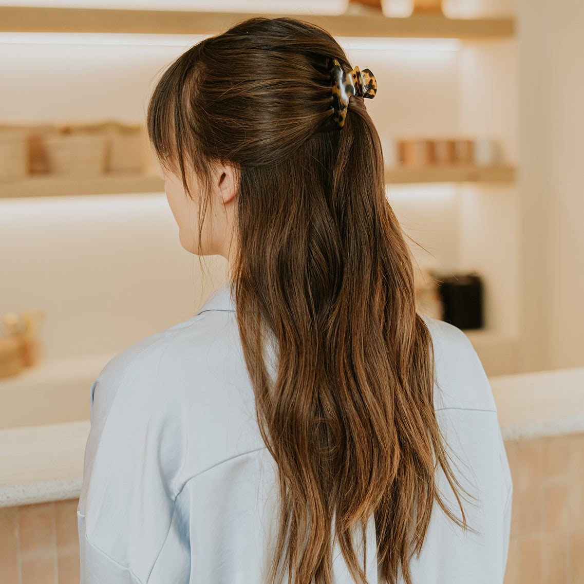 Marmeren haarspeld rond dik haar bruin