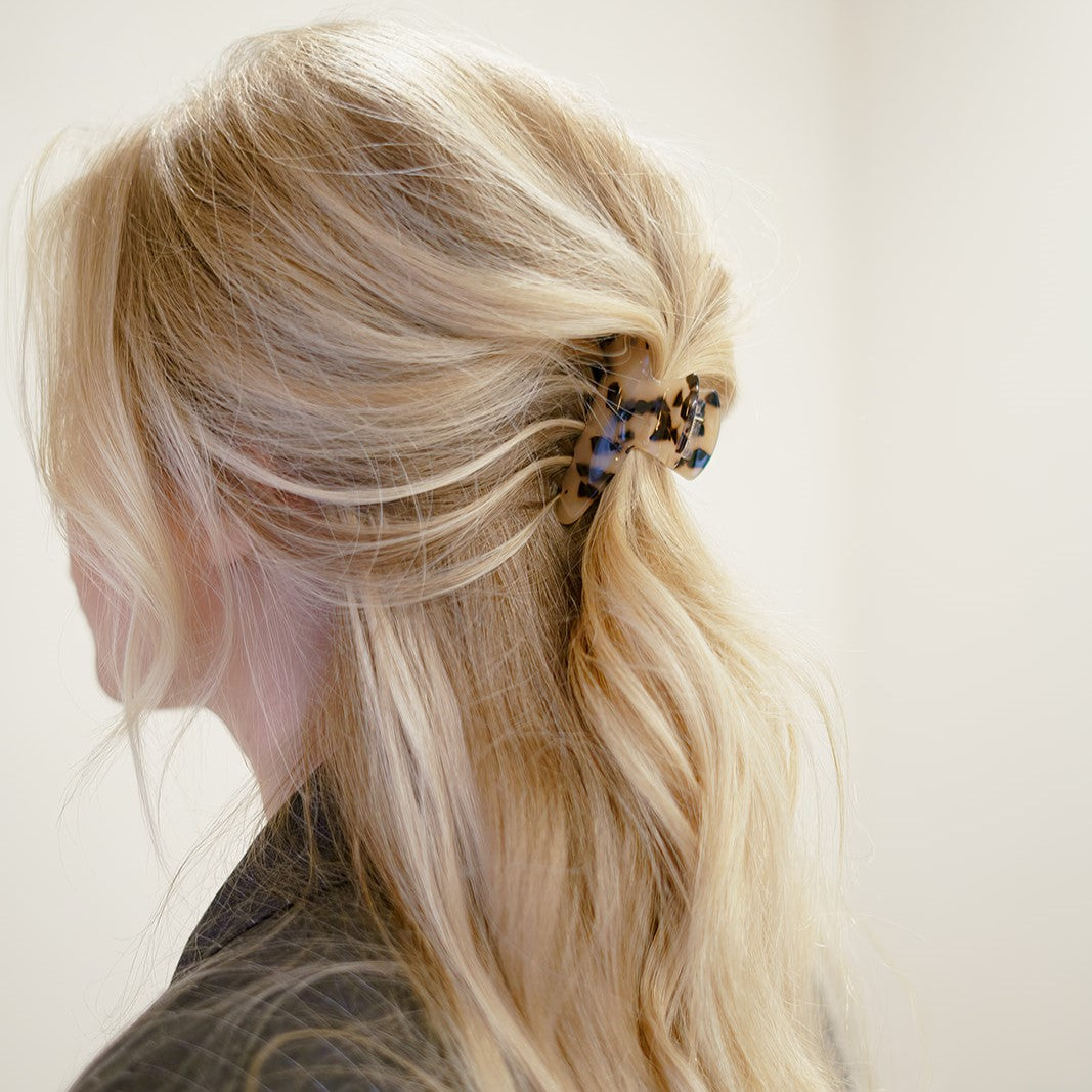 beige haarspeld clips
