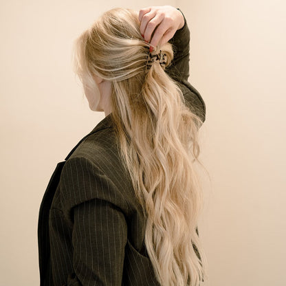 Marmeren haarspeld rond dik haar beige