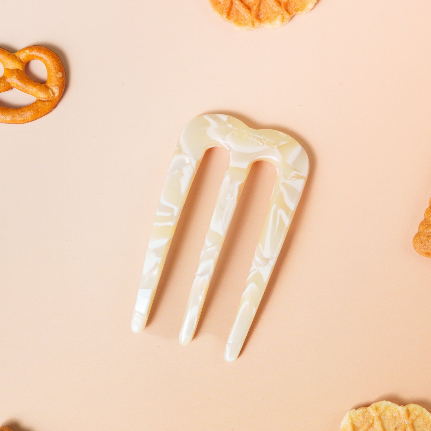 polly french pin clip glad fijn haar marmer wit
